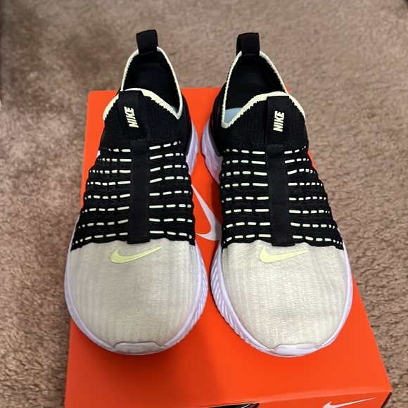 Women’s Nike react phantom run FK 2 - Picture 5 of 9